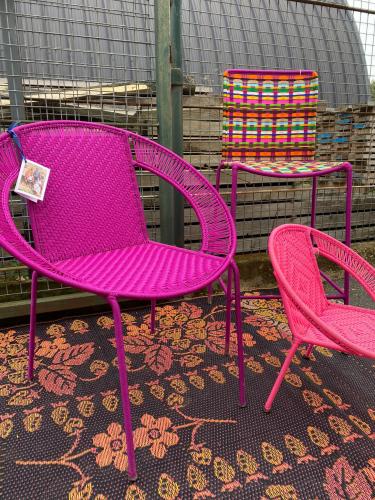 Fauteuil bas rose fushia