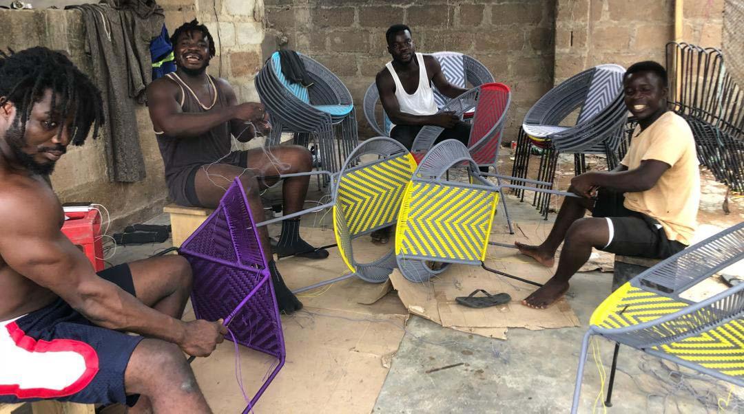 Artisans CALAO produisant firement leurs fauteuils